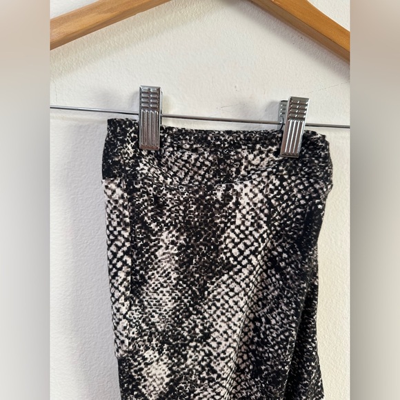 INLUV Greyscale Snake Print Leggings - Half of Set SIZE MEDIUM  Lounge Cozy Home - Picture 4 of 5
